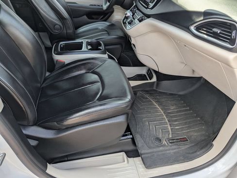 Used 2023 Chrysler Pacifica Touring-L FWD image 45