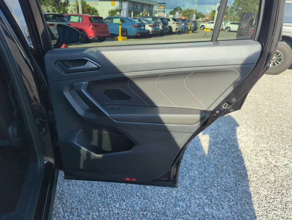 Certified 2023 Volkswagen Tiguan SE R-Line FWD image 33