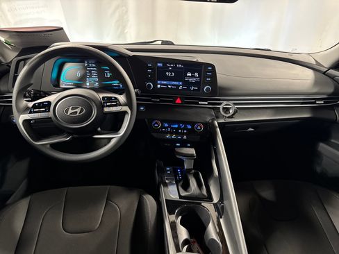 Used 2025 Hyundai Elantra Hybrid FWD image 4