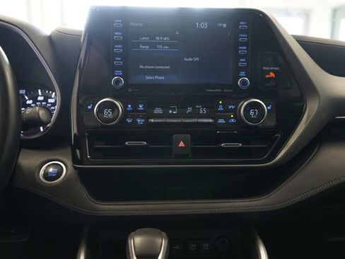 Used 2021 Toyota Highlander XLE AWD/4WD image 23