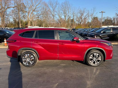 Used 2023 Toyota Highlander XLE image 6