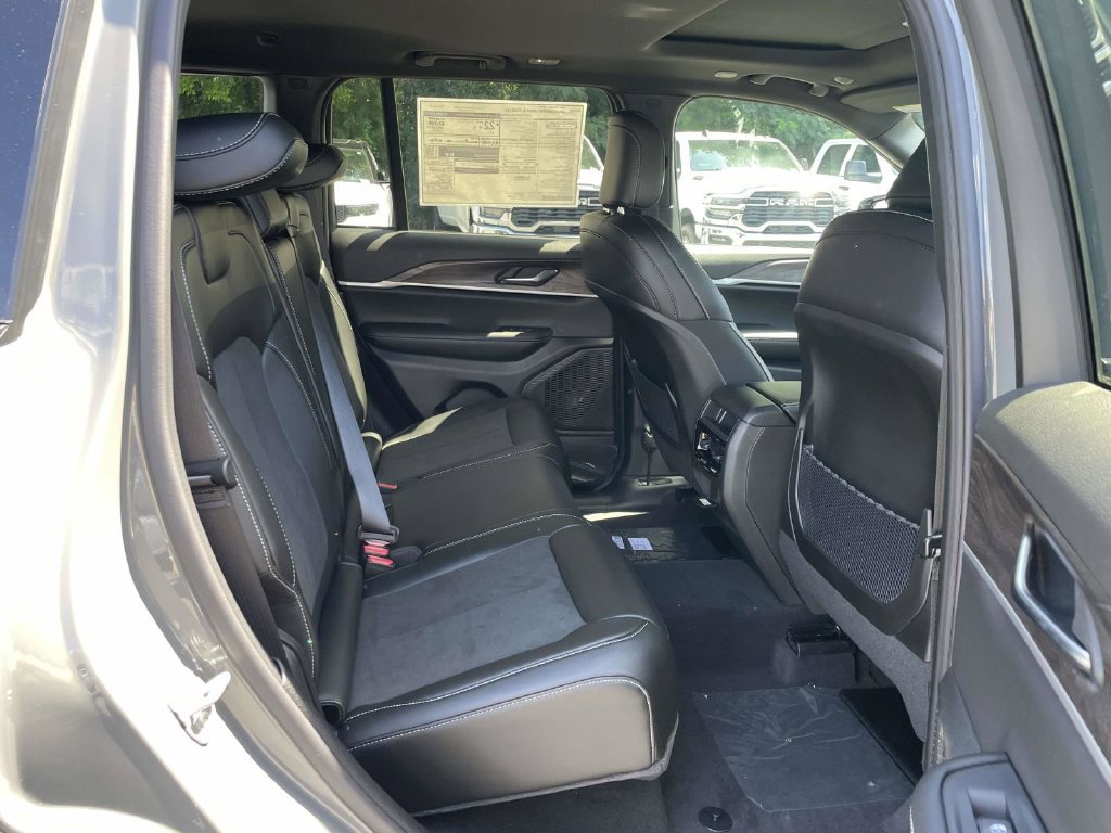 New 2027 Jeep Grand Cherokee Altitude AWD/4WD image 18