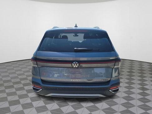 Used 2025 Volkswagen Taos SE AWD/4WD image 9