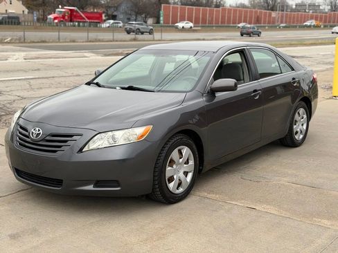 Used 2009 Toyota Camry LE image 1