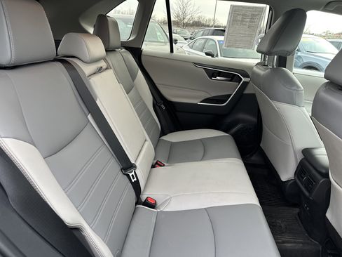 Used 2021 Toyota RAV4 XLE Premium image 17