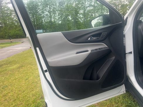 Used 2019 Chevrolet Equinox LS w/ LS Convenience Package image 9
