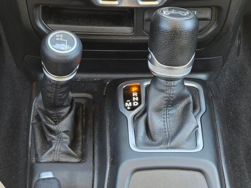 Used 2018 Jeep Wrangler Unlimited Sport S AWD/4WD image 36