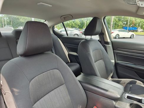 Used 2025 Nissan Altima 2.5 SV FWD image 33