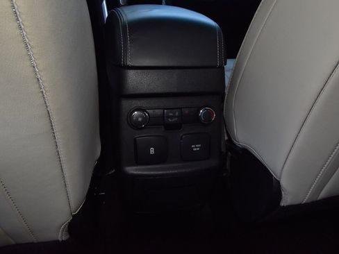 Used 2017 Ford Explorer Platinum image 19