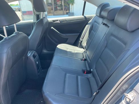 Used 2011 Volkswagen Jetta SE FWD image 16