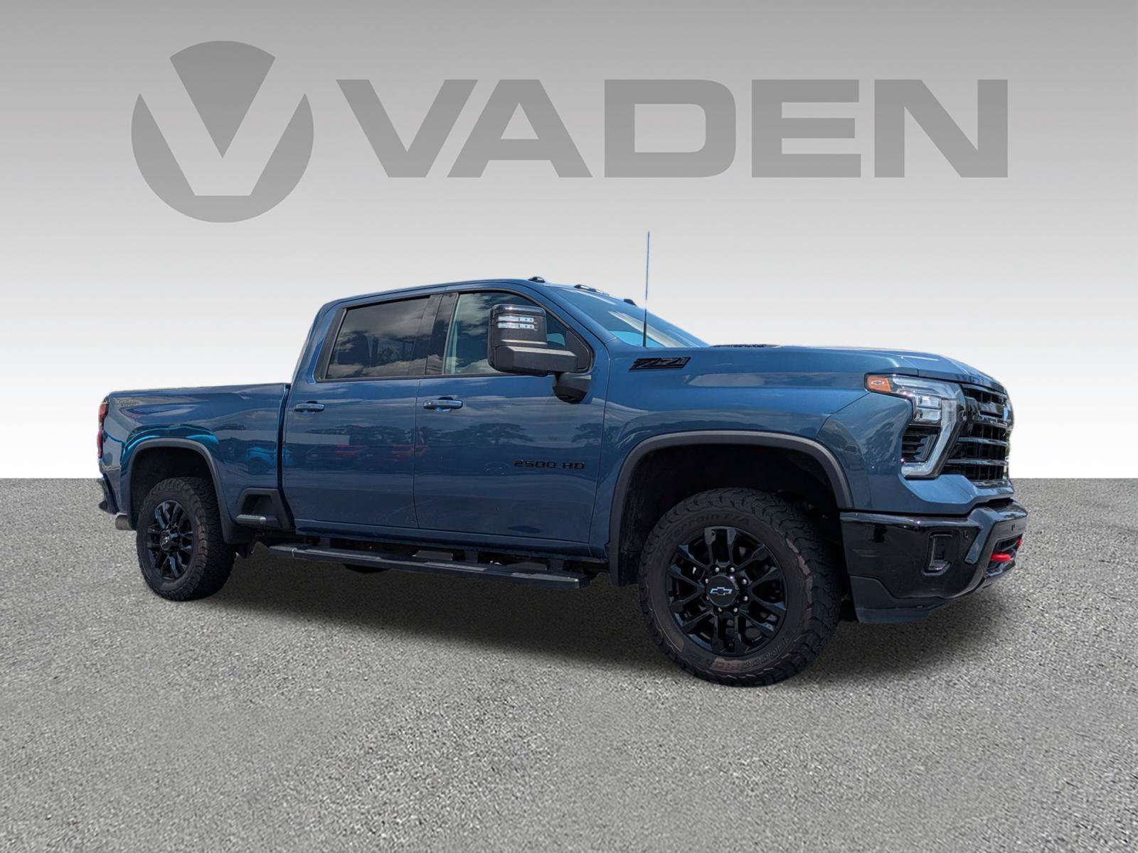 Used 2025 Chevrolet Silverado 2500 LTZ w/ LTZ Plus Package AWD/4WD image 3