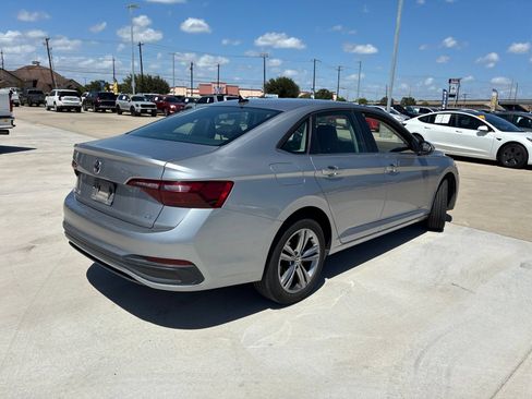 Used 2024 Volkswagen Jetta SE FWD image 3