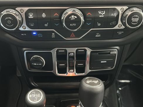 Used 2025 Jeep Wrangler Unlimited Sahara image 23