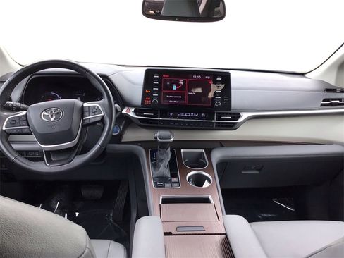 Used 2024 Toyota Sienna XLE image 23