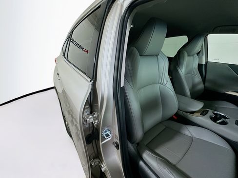 Used 2023 Toyota Venza LE image 28