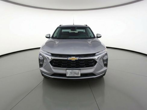 Used 2025 Chevrolet Trax LT w/ LT Convenience Package image 2