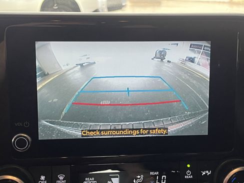 Used 2024 Toyota Highlander XLE FWD image 24
