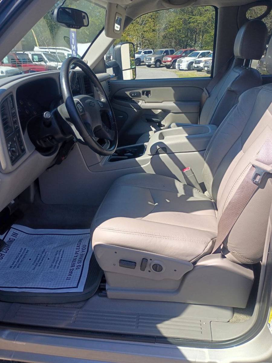 Used 2007 Chevrolet Silverado 2500 LT w/ Heavy-Duty Power Package AWD/4WD image 13