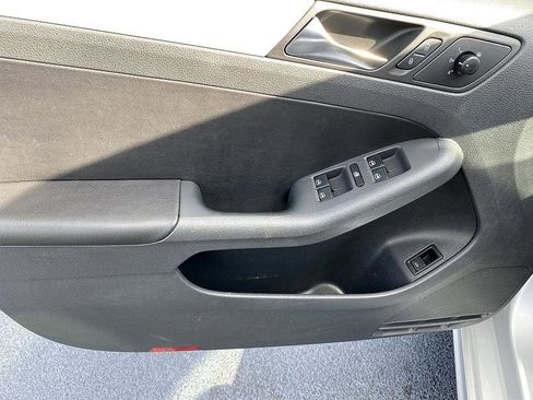 Used 2011 Volkswagen Jetta SEL image 9