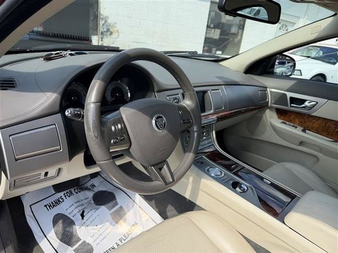 Used 2010 Jaguar XF Premium RWD image 11
