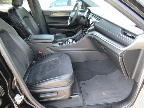 Used 2025 Jeep Grand Cherokee L Laredo RWD image 11