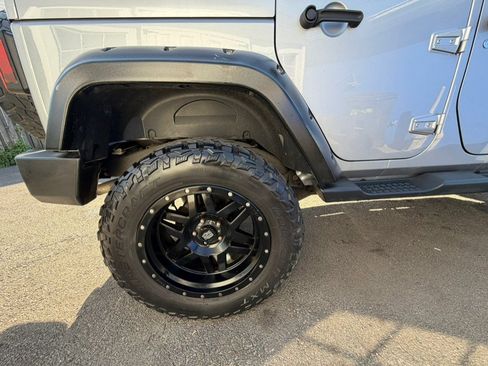 Used 2015 Jeep Wrangler Unlimited Rubicon w/ Connectivity Group AWD/4WD image 16