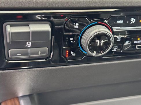 Used 2022 Chevrolet Silverado 1500 High Country w/ High Country Premium Package image 22