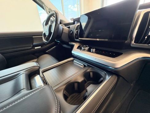 Used 2025 Ford Expedition Platinum AWD/4WD image 30