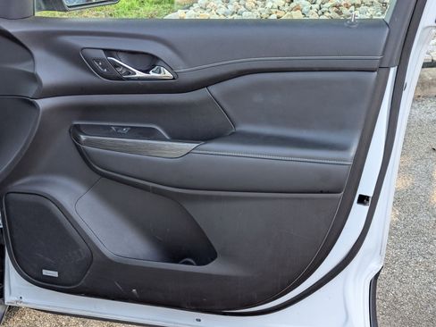 Used 2023 GMC Acadia SLT image 29