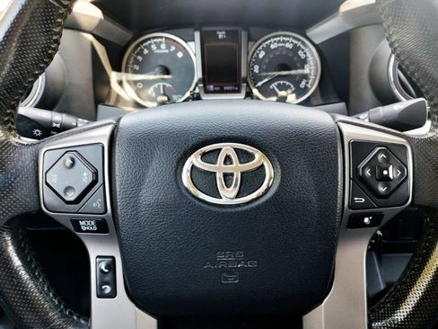Used 2017 Toyota Tacoma TRD Sport image 19