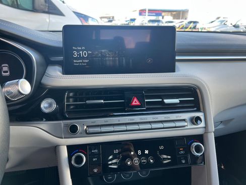 Used 2025 Genesis G70 2.5T image 21