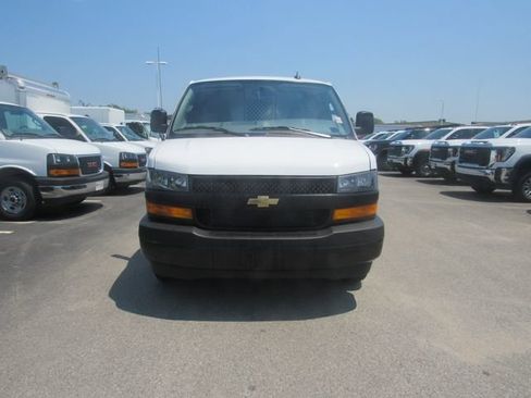 Used 2025 Chevrolet Express 2500 w/ Driver Convenience Package RWD image 4