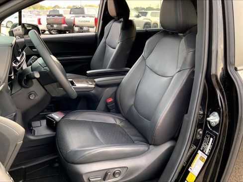 Used 2025 Toyota Sienna Limited image 8