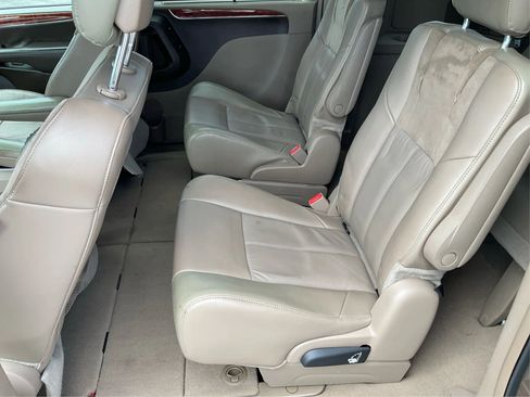 Used 2014 Chrysler Town & Country Limited w/ Luxury Group FWD image 10