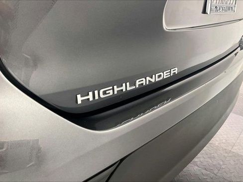 Used 2021 Toyota Highlander XLE AWD/4WD image 32