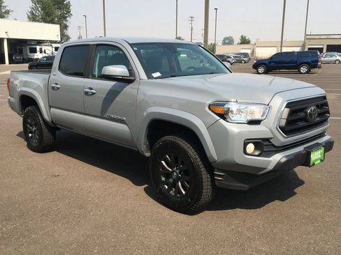 Used 2021 Toyota Tacoma SR5 AWD/4WD image 10