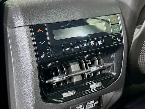 Used 2022 Jeep Grand Cherokee Overland w/ Luxury Tech Group IV image 28