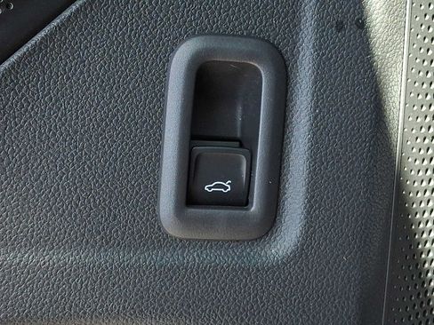 Used 2025 Volkswagen Tiguan SE w/ Panoramic Sunroof Package AWD/4WD image 24