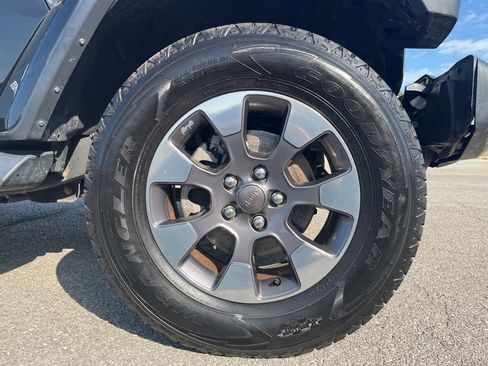 Used 2018 Jeep Wrangler Unlimited Sahara image 17