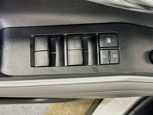 Used 2021 Toyota Highlander XLE FWD image 18