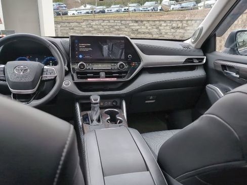 Used 2024 Toyota Highlander Platinum image 25