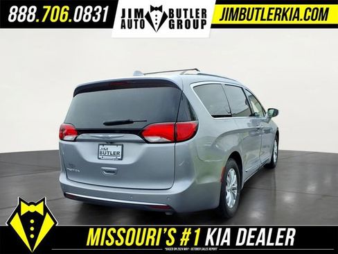 Used 2018 Chrysler Pacifica Touring-L FWD image 26