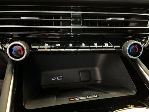 New 2026 Chevrolet Traverse LT w/ LPO, Floor Liner Package FWD image 28
