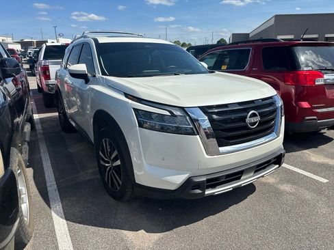 Used 2024 Nissan Pathfinder Platinum w/ Cargo Package AWD/4WD image 2