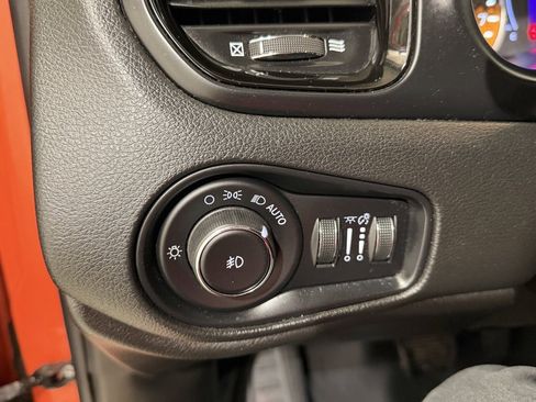 Used 2018 Jeep Renegade Altitude image 21