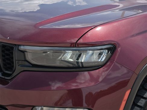 Used 2023 Jeep Grand Cherokee Limited w/ Luxury Tech Group II image 3