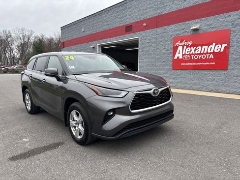 Used 2024 Toyota Highlander LE image 1