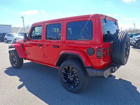 Used 2025 Jeep Wrangler Unlimited Sahara w/ Safety Group AWD/4WD image 4