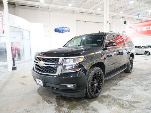 Used 2018 Chevrolet Suburban LT RWD image 4