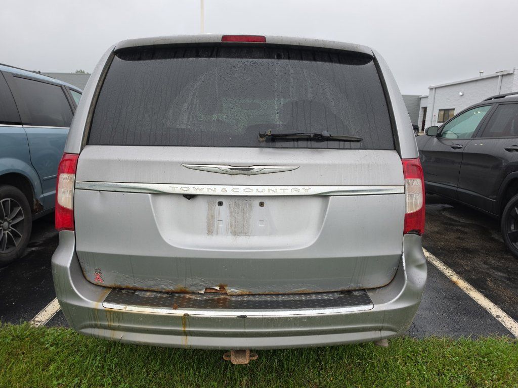 Used 2014 Chrysler Town & Country Touring FWD image 8